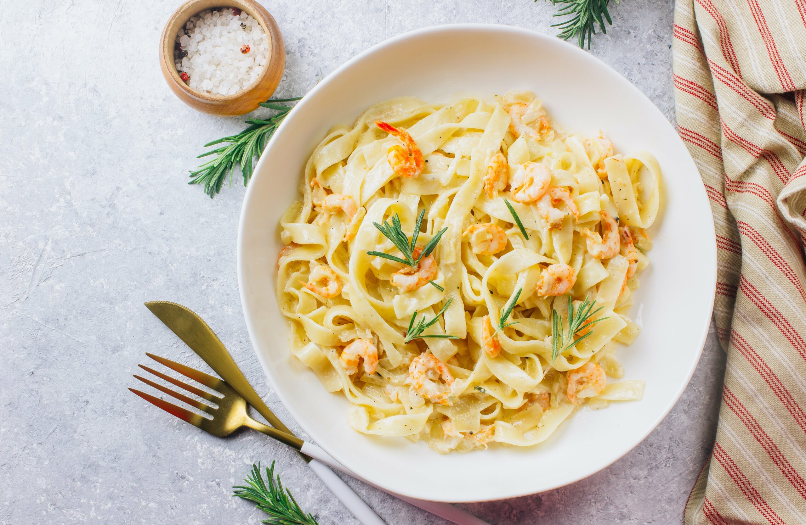 Tagliatelle en salsa alfredo y camarones