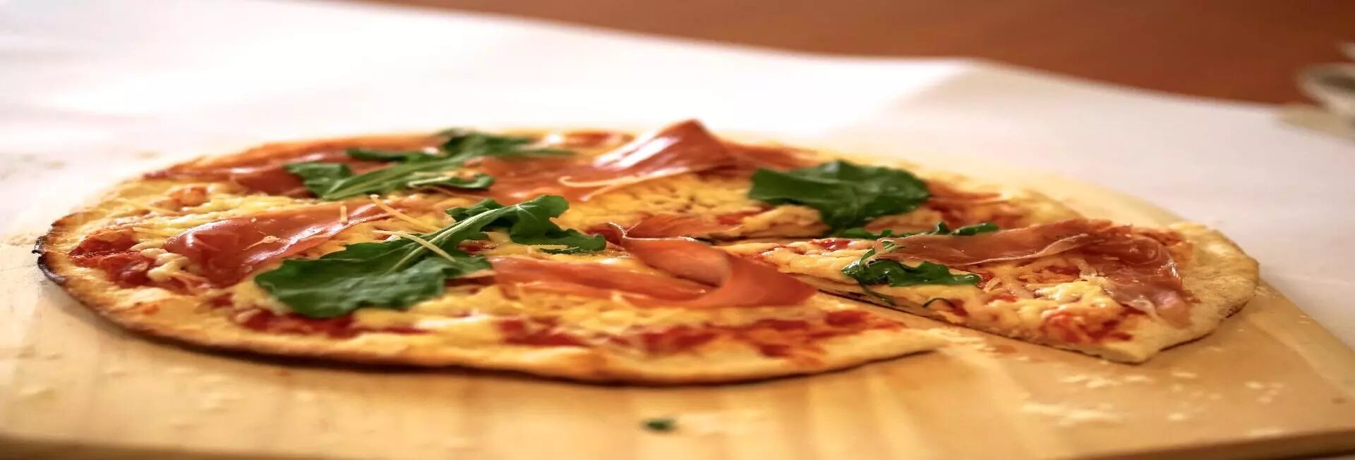 PIZZA PROSCIUTTO Y RÚCULA