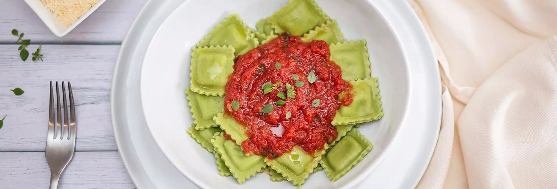Ravioli de espinaca en salsa napolitana
