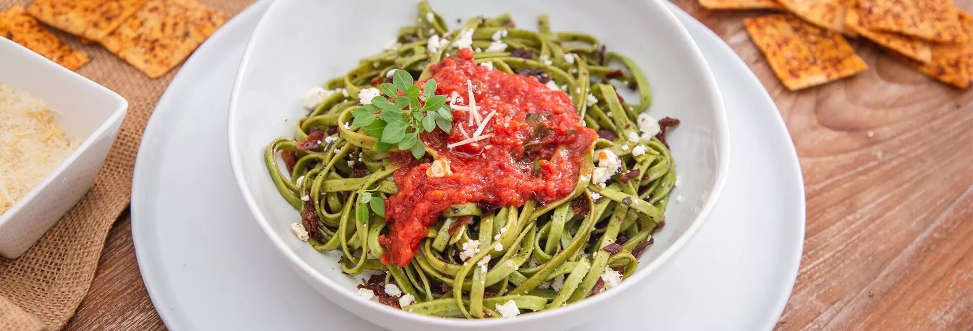 Tagliatelle de espinaca en salsa napolitana