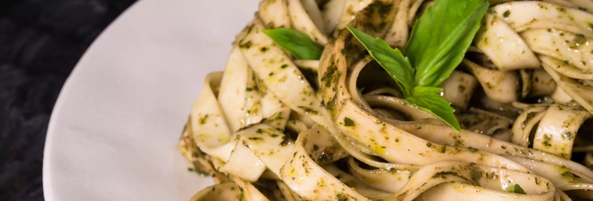 Tallarín al huevo en salsa pesto de albahaca