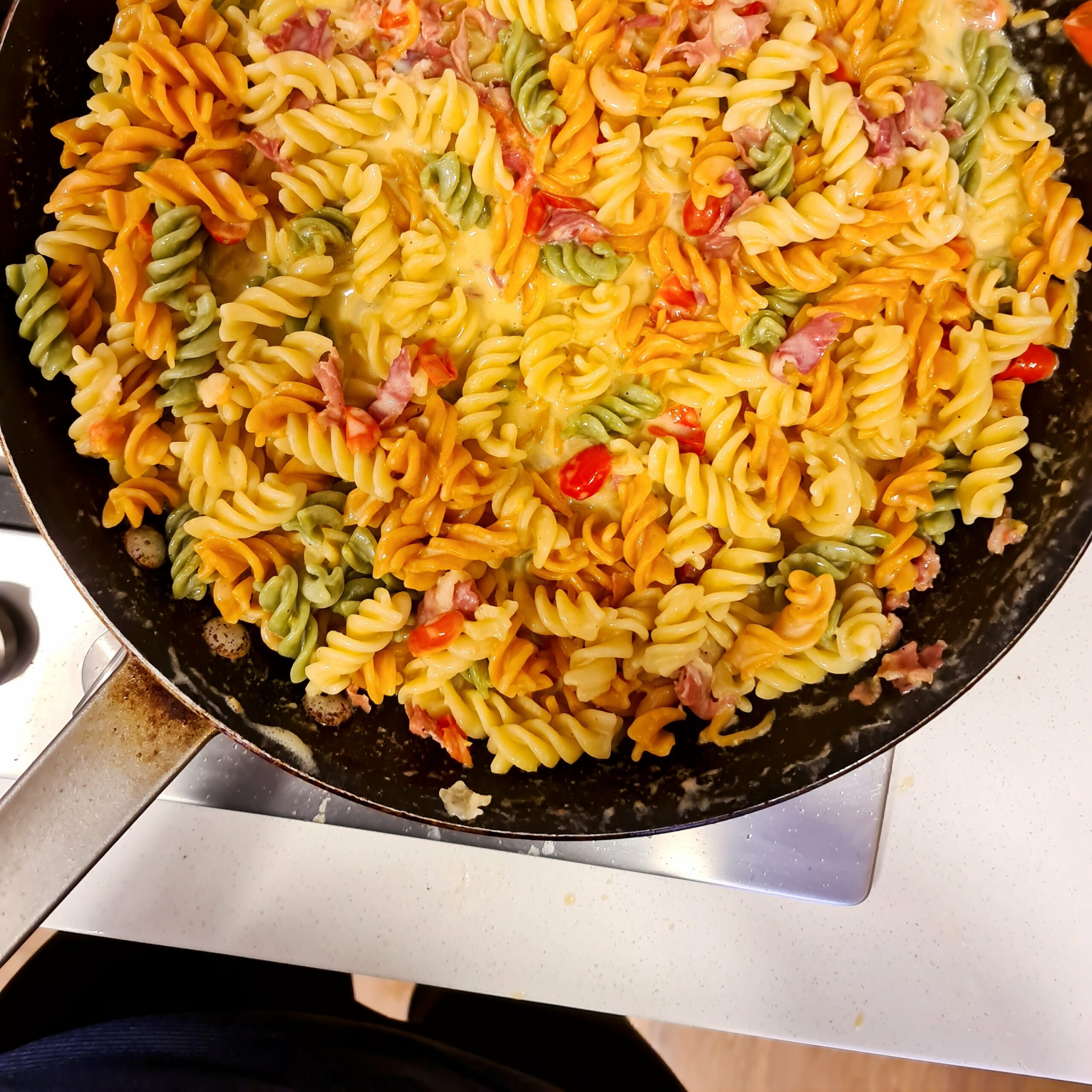 Tornillos surtidos en salsa Alfredo