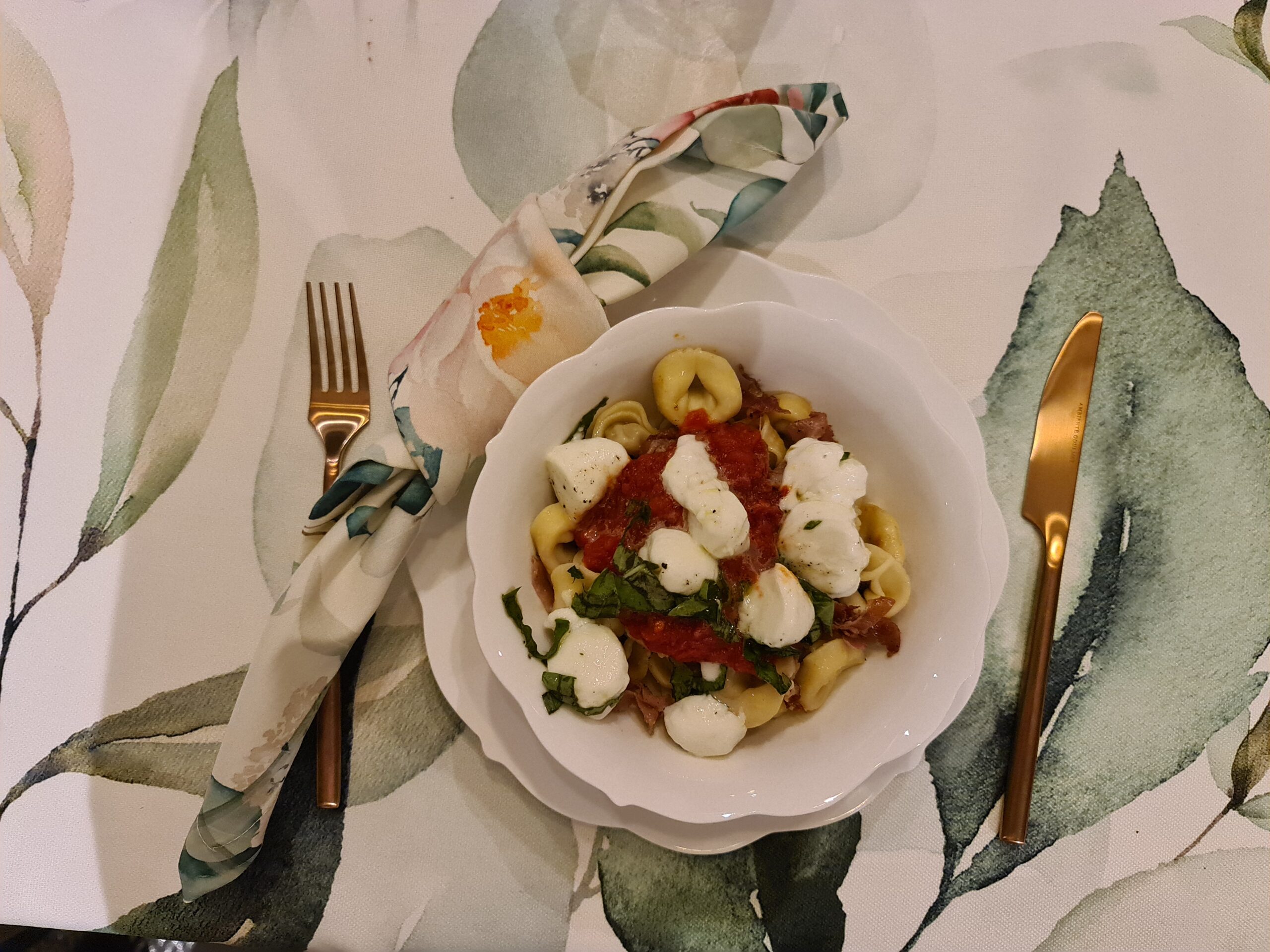 Tortellini en salsa napolitana y mozzarellinas