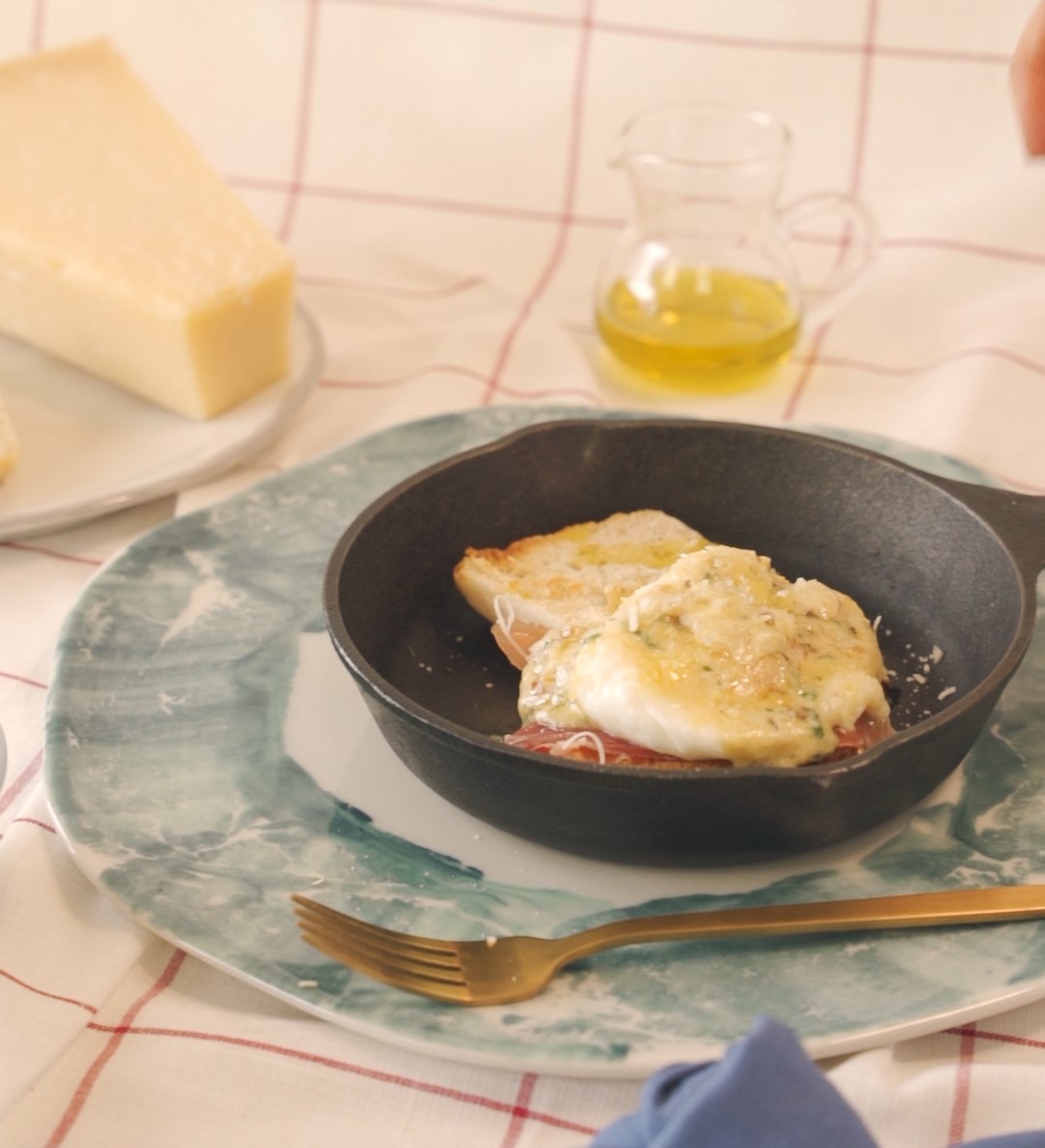 Desayunos Pastaio Huevos Poche en salsa Alfredo