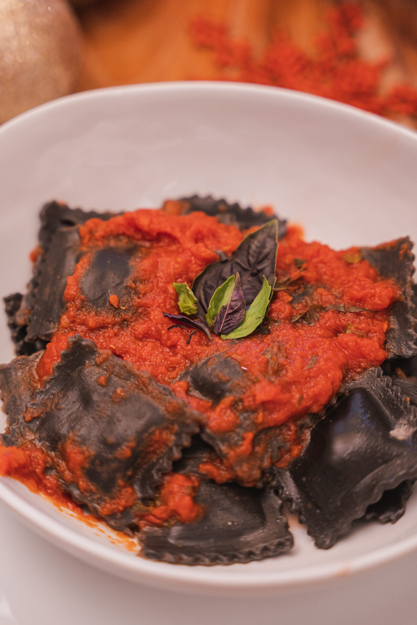 Ravioli de tinta de calamar rellenos de trucha ahumada